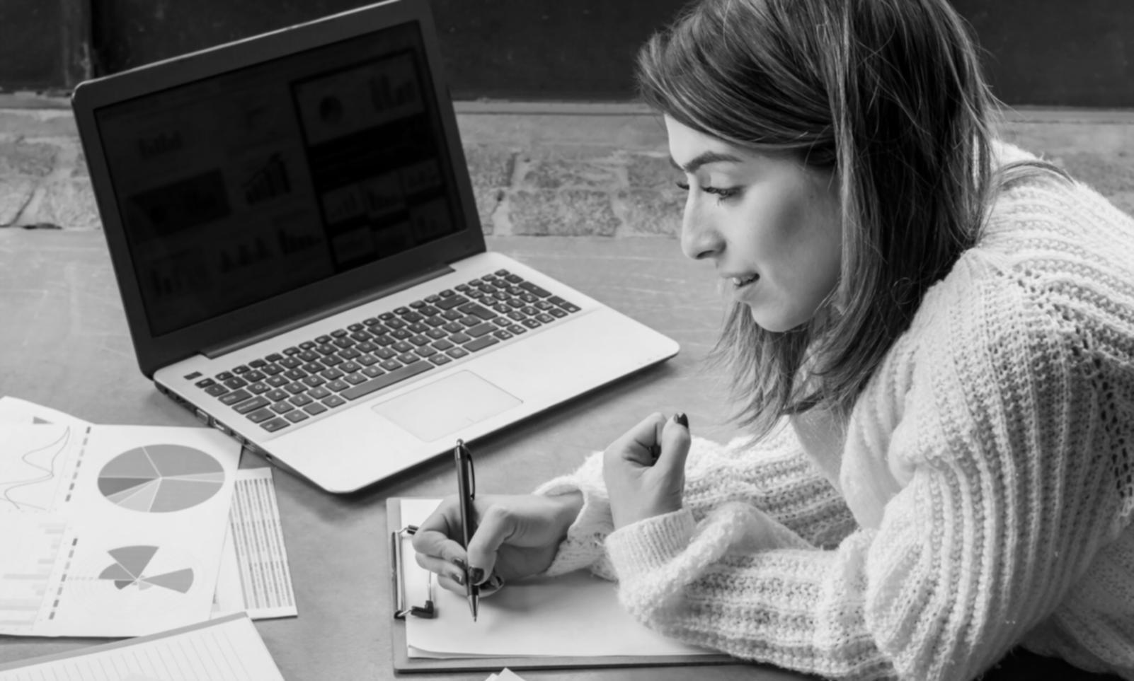 Sesión de trabajo en metodología de bienestar financiero con materiales de estudio