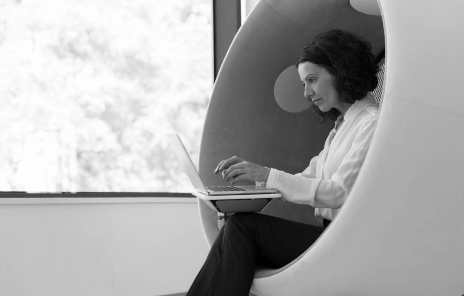 Espacio de trabajo moderno y organizado que refleja claridad mental y planificación financiera efectiva