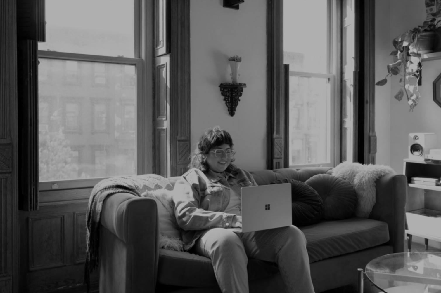 Persona trabajando en un ambiente sereno y organizado, representando el equilibrio financiero y mental